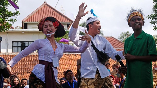 Para pelajar juga mulai unjuk gigi dalam pembukaan Borobudur Student Festival 2022, seperti dilakukan peserta perwakilan Provinsi Bali yang menampilkan Tari Kecak. Para pelajar juga mulai unjuk gigi dalam pembukaan Borobudur Student Festival 2022, seperti dilakukan peserta perwakilan Provinsi Bali yang menampilkan Tari Kecak.