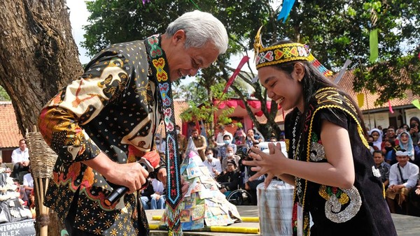 Ganjar Pranowo juga mendapatkan cenderamata dari pelajar perwakilan Kalimantan Timur saat membuka Borobudur Student Festival 2022.