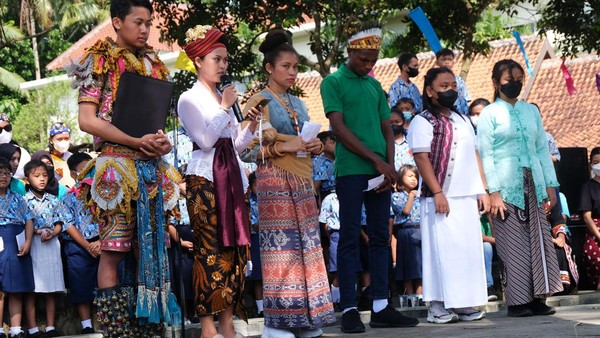 Sejumlah pelajar perwakilan dari lima agama bergantian membaca doa saat pembukaan Borobudur Student Festival 2022 di Canisio Art Centre Borobudur, Magelang, Jawa Tengah.