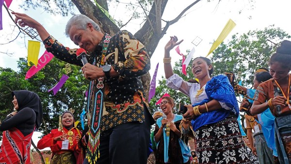 Ganjar Pranowo menari bersama pelajar peserta Borobudur Student Festival 2022 yang dihelat di Canisio Art Centre Borobudur, Magelang, Jawa Tengah, Senin (27/6/2022).