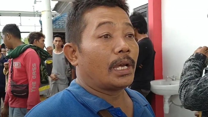 Sopir travel Ahmad Arif (52) mengalami kerugian akibat KMP Nusa Dua kandas di Perairan Gilimanuk, Senin (27/6/2022)