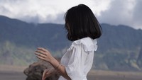 Di belakang Gisel terlihat pemandangan indah di Gunung Bromo. Foto: Instagram Gisel