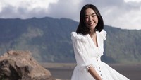 Senyum Gisel saat menari di Gunung Bromo. Foto: Instagram Gisel