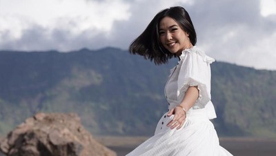 Potret Gisel Gemulai Menari di Gunung Bromo