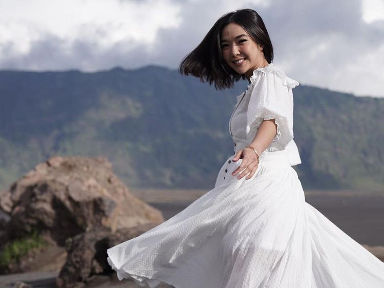 Potret Gisel Gemulai Menari di Gunung Bromo