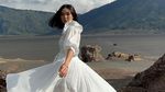 Potret Gisel Gemulai Menari di Gunung Bromo