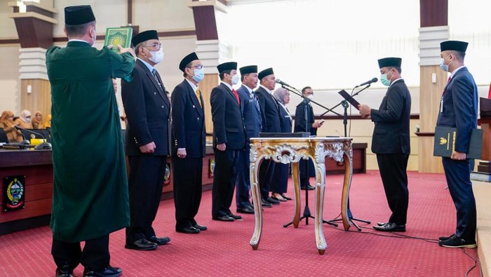 Gubernur Sulsel Andi Sudirman Sulaiman melantik 7 pejabat eselon II di kantor Gubernur Sulsel.
