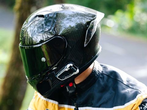 Helm full face terbaru RSV berbahan karbon dan fiber