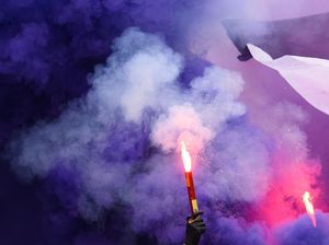 Hooligan Ukraina: Kanan-Kiri Bersatu Hajar Rusia