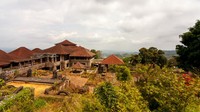 Hotel tersebut memiliki fasad yang super mewah. Kamar-kamarnya memiliki balkon yang luas dan memiliki view menawan di sekitarnya. Bahkan, hingga kini, hotel itu masih tampak kokoh, hanya saja sebagian atap dan bangunan dari kayu lapuk dan rubuh. Selain itu, hotel kotor, berdebu, banyak noda di sana-sini, dan tumbuh rumput liar di mana-mana.