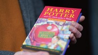 Buku itu diketahui tidak pernah dibaca dan disimpan dalam sebuah gudang selama 25 tahun lamanya.  Foto: PA Images via Getty Images/Jacob King - PA Images