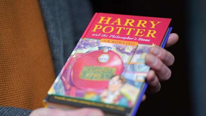 Happy Birthday! Buku Harry Potter Pertama Berusia 25 Tahun A pristine first edition hardback of JK Rowlings Harry Potter and the Philosophers Stone, one of only 500 produced in the first print run in 1997, on display at Hansons Auctioneers at Bishton Hall, Staffordshire. The book has never been read and was kept in darkness for 25 years inside a protective sleeve and could fetch up to Β£100,000 when it goes under the hammer at Hansons Library Auction on March 9. Picture date: Monday March 7, 2022. (Photo by Jacob King/PA Images via Getty Images)