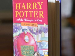 30 Tahun Terbengkalai di Loteng, Buku Antik Harry Potter Laku Rp 374 Juta