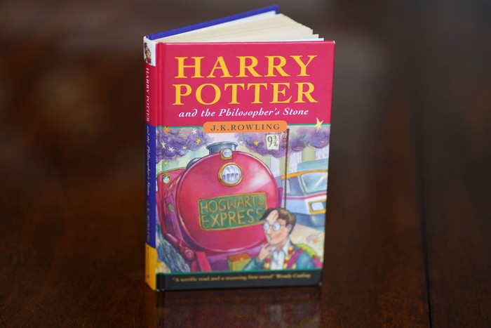 <i>Happy Birthday</i>! Buku Harry Potter Pertama Berusia 25 Tahun A pristine first edition hardback of JK Rowling's Harry Potter and the Philosopher's Stone, one of only 500 produced in the first print run in 1997, on display at Hansons' Auctioneers at Bishton Hall, Staffordshire. The book has never been read and was kept in darkness for 25 years inside a protective sleeve and could fetch up to Β£100,000 when it goes under the hammer at Hanson's Library Auction on March 9. Picture date: Monday March 7, 2022. (Photo by Jacob King/PA Images via Getty Images)