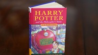Buku pertama dari cerita Harry Potter yakni Harry Potter and the Philosophers Stone kini berusia 25 tahun. Happy birthday!  Foto: PA Images via Getty Images/Jacob King - PA Images