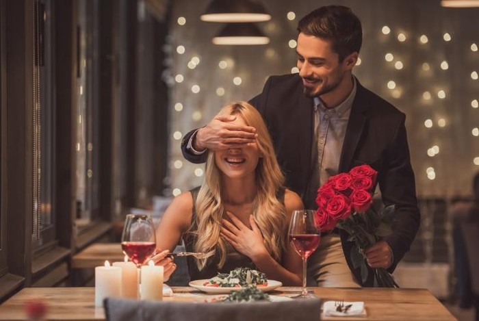 Ilustrasi dinner romantis.