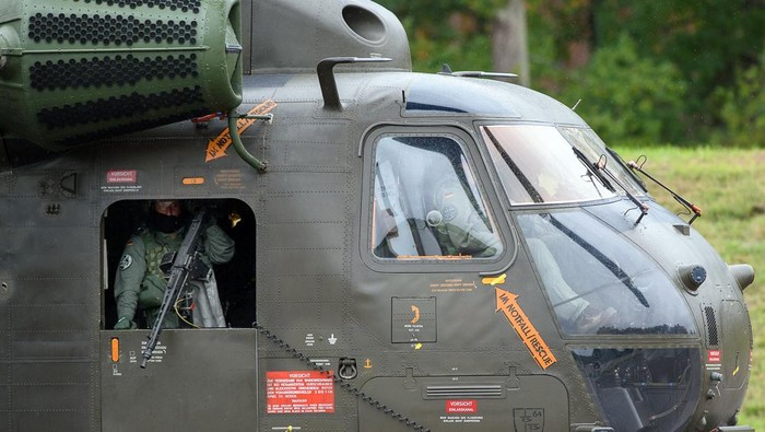 24 June 2019, Mecklenburg-Western Pomerania, Nossentin: Near one of the crash sites a Sikorsky CH-53 transport helicopter of the General Aviation Safety of the Bundeswehr Aviation Office lands. After the crash of two 