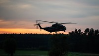 Diketahui Jokowi menaiki helikopter Sikorsky CH53 selama kurang lebih 30 menit penerbangan bersama Perdana Menteri India Narendra Modi. Setelah seluruh rangkaian KTT G7 selesai, Jokowi kemudian akan kembali ke Munich dengan menggunakan helikopter yang sama. Christophe Gateau/picture alliance via Getty Images.