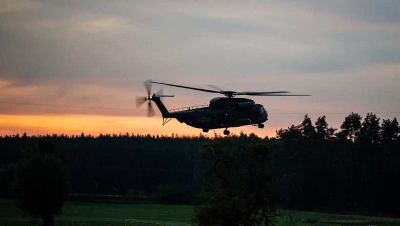 24 June 2019, Mecklenburg-Western Pomerania, Nossentin: Near one of the crash sites a Sikorsky CH-53 transport helicopter of the General Aviation Safety of the Bundeswehr Aviation Office lands. After the crash of two 