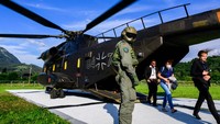 Wartawan dan anggota delegasi turun dari helikopter Sikorsky CH-53. Seperti diketahui Presiden Joko Widodo (Jokowi) menghadiri Konferensi Tingkat Tinggi (KTT) G7 ke-48 di Schloss Elmau, Pegunungan Alpen Bavaria, Jerman. Jokowi menuju lokasi dengan menggunakan helikopter militer tipe Sikorsky CH53. John Macdougall/AFP via Getty Images.