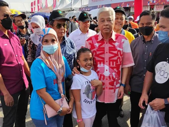 Ismail Sabri Ismail Sabri pakai kemeja Burberry.