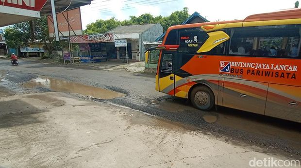Jalan alternatif Desa Glonggong, Kecamatan Jakenan, Pati, rusak parah, Senin (27/6/2022).
