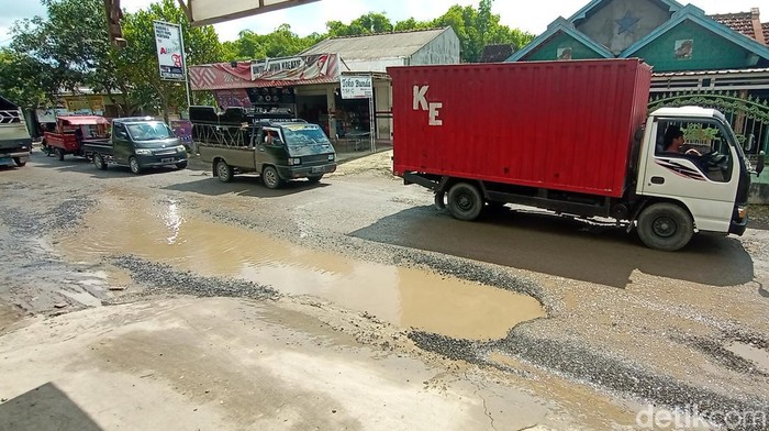 Jalan alternatif Desa Glonggong, Kecamatan Jakenan, Pati, rusak parah, Senin (27/6/2022).