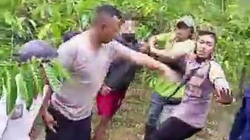 Warga saat menangkap terduga penjambretan yang berniat kabur di sebuah tegalan di Banjar/Desa Pupuan, Minggu (26/6/2022).