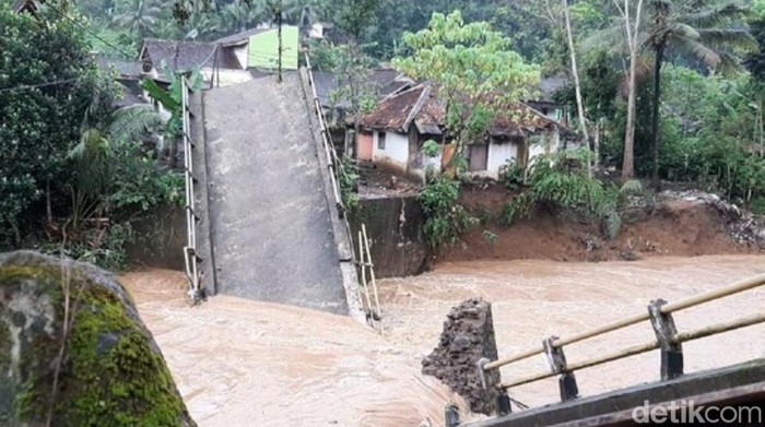 Jembatan Desa Cayur Kecamatan Cikatomas ambruk tahun 2020 silam.