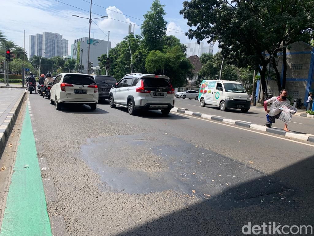 Jembatan KA di Metropole Jakpus masih bocor, 27 Juni 2022. (Mulia Budi/detikcom)
