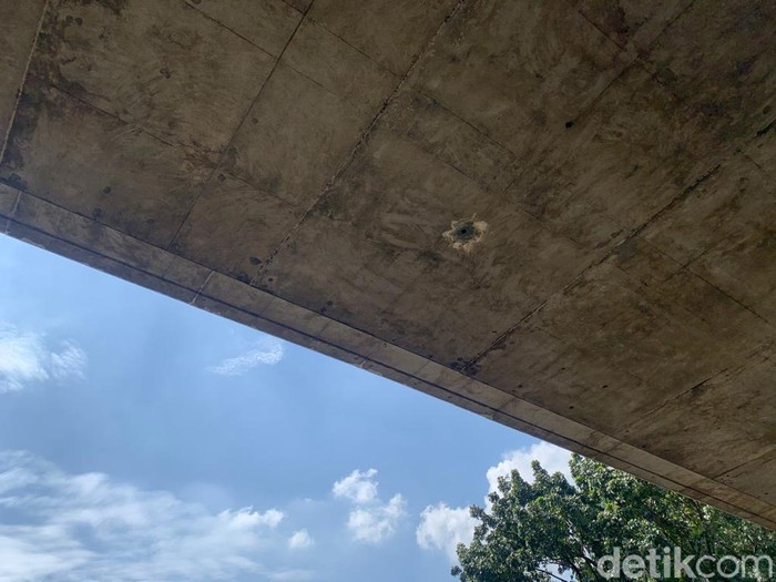 Jembatan KA di Metropole Jakpus masih bocor, 27 Juni 2022. (Mulia Budi/detikcom)