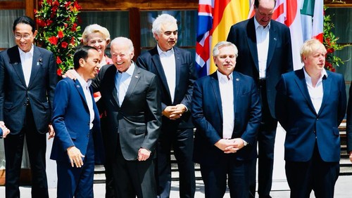 Jokowi Dirangkul Joe Biden Saat Sesi Foto KTT G7