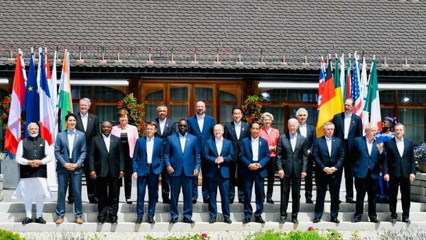 Jokowi Dirangkul Joe Biden Saat Sesi Foto KTT G7