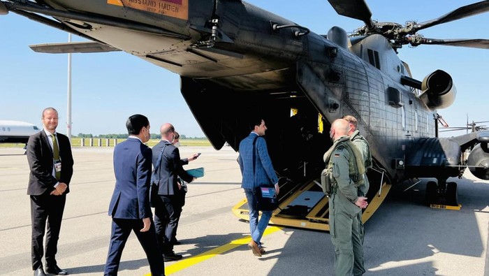 Jokowi naik heli ke lokasi KTT G7 (Laily Rachev - Biro Pers Sekretariat Presiden) Jokowi naik heli ke lokasi KTT G7 (Laily Rachev - Biro Pers Sekretariat Presiden)