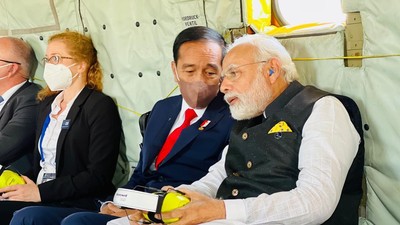 Potret Jokowi Sebelahan dengan Modi Naik Heli ke Pegunungan Alpen