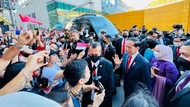 Tiba di Jerman, Jokowi Disambut Warga Indonesia dan Sebuket Kembang