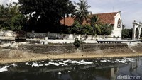 Busa putih tampak kontras dengan air kali yang terlihat keruh.