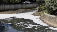 Tampak sebagian kali yang ada di Jalan Krapu, Ancol, Jakarta Utara, dipenuhi busa putih.