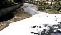Penampakan limbah busa putih yang terlihat di Kali Ciliwung yang berada di Jalan Krapu, Ancol, Jakarta Utara, Senin (27/6/2022).