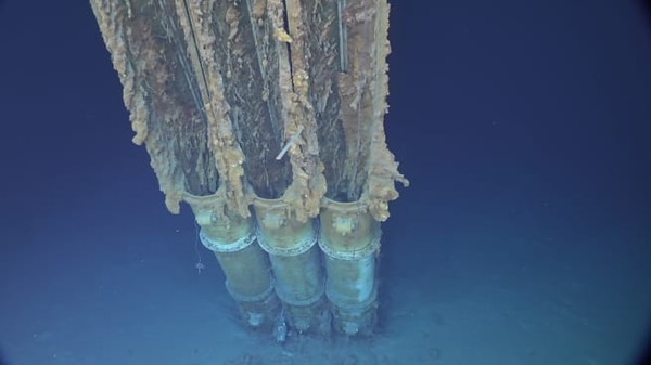 Awalnya penjelajah menemukan puing-puing dari Sammy B, yakni peluncur torpedo tiga tabung. Pada hari terakhir, mereka menemukan bangkai kapal itu. Awalnya penjelajah menemukan puing-puing dari Sammy B, yakni peluncur torpedo tiga tabung. Pada hari terakhir, mereka menemukan bangkai kapal itu.