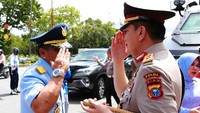 M Iqbal menyambut kedatangan Marsma Andi Kustoro saat upacara pelepasan di Mapolda Riau.