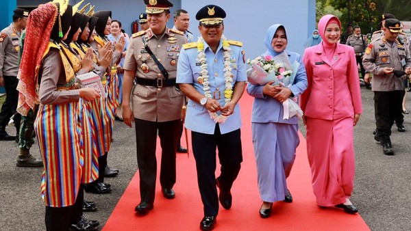 Kapolda Riau Gelar Tradisi Pelepasan Danlanud Roesmin Nurjadin