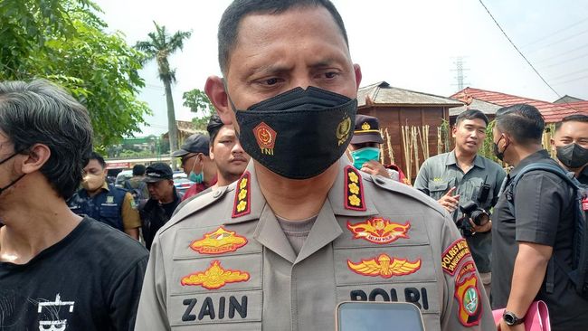 Kapolres Metro Tangerang Kota Kombes Zain Dwi Nugroho saat rilis pembongkaran perdagangan minyak goreng curah kemasan ilegal (Khairul/detikcom)