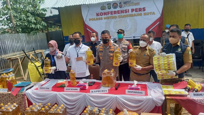 Kapolres Metro Tangerang Kota Kombes Zain Dwi Nugroho saat rilis pembongkaran perdagangan minyak goreng curah kemasan ilegal (Khairul/detikcom)