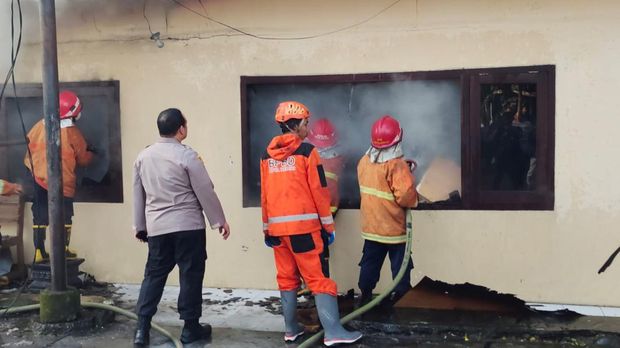 Kebakaran yang melanda markas Polres Kediri  Kota