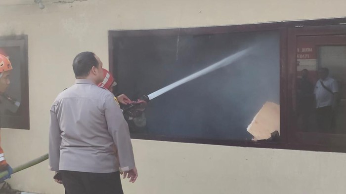 Kebakaran yang melanda markas Polres Kediri  Kota