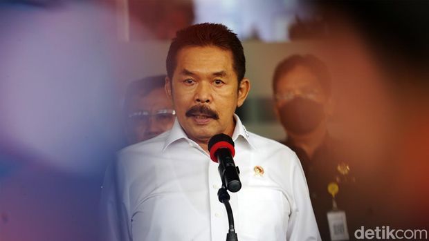 Kejagung menetapkan mantan Dirut PT Garuda Indonesia Emirsyah Satar dan Mantan Dirut PT Mugi Rekso Abadi Soetikno Soedardjo sebagai tersangka. Hal itu disampaikan oleh Jaksa Agung St Burhanuddin di Gedung Kartika Kejaksaan Agung, Senin (27/6/2022).