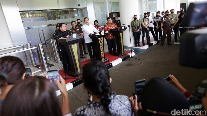 Kejagung Tetapkan Emirsyah Satar Tersangka Kasus Korupsi Garuda Kejagung menetapkan mantan Dirut PT Garuda Indonesia Emirsyah Satar dan Mantan Dirut PT Mugi Rekso Abadi Soetikno Soedardjo sebagai tersangka. Hal itu disampaikan oleh Jaksa Agung St Burhanuddin di Gedung Kartika Kejaksaan Agung, Senin (27/6/2022).