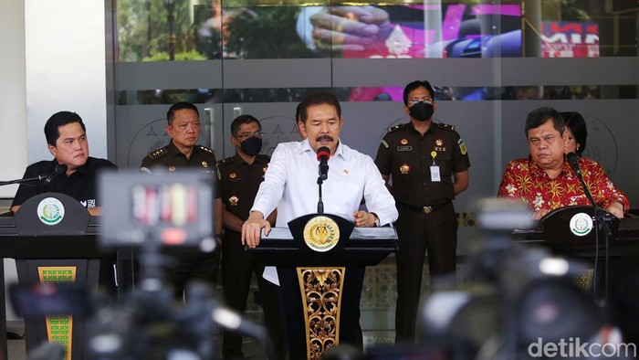 Kejagung Tetapkan Emirsyah Satar Tersangka Kasus Korupsi Garuda Kejagung menetapkan mantan Dirut PT Garuda Indonesia Emirsyah Satar dan Mantan Dirut PT Mugi Rekso Abadi Soetikno Soedardjo sebagai tersangka. Hal itu disampaikan oleh Jaksa Agung St Burhanuddin di Gedung Kartika Kejaksaan Agung, Senin (27/6/2022).