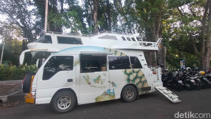 Berkeliling ke seluruh penjuru Indonesia merupakan impian banyak orang. Termasuk Keluarga Kura-Kura asal Nusa Lembongan, Bali.